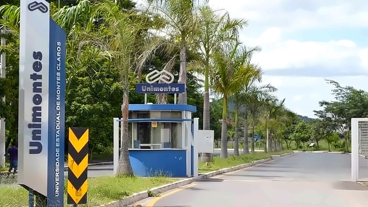 Fachada de entrada da Unimontes com guarita e pórtico em destaque, representando a sede da reitoria em Montes Claros.