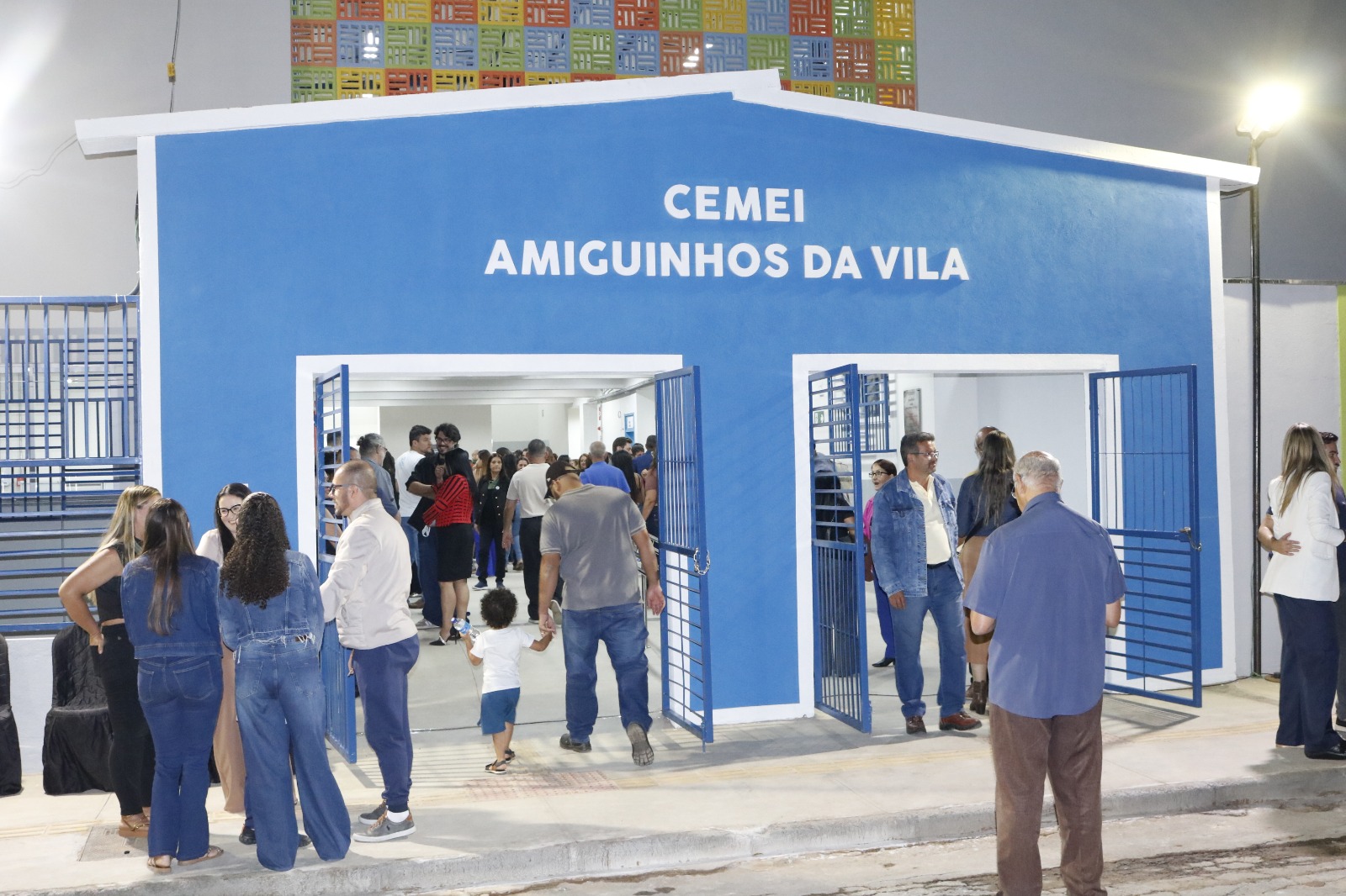Fachada moderna do novo prédio do CEMEI entregue pela Prefeitura de Montes Claros na Vila Guilhermina.
