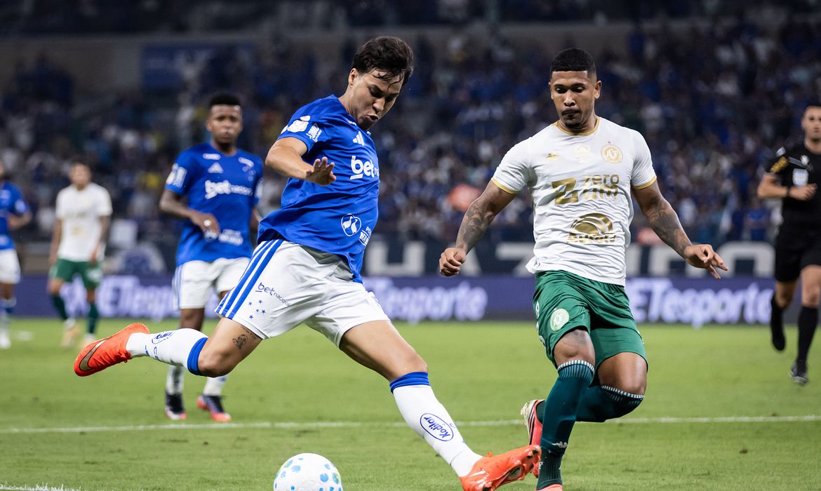 foto de jogador do cruzeiro disputando a bola com adversário