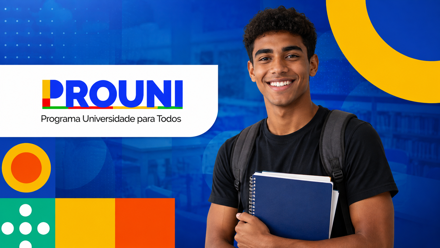 Estudante universitário sorrindo segurando cadernos ao lado da marca oficial do Prouni (Programa Universidade para Todos).