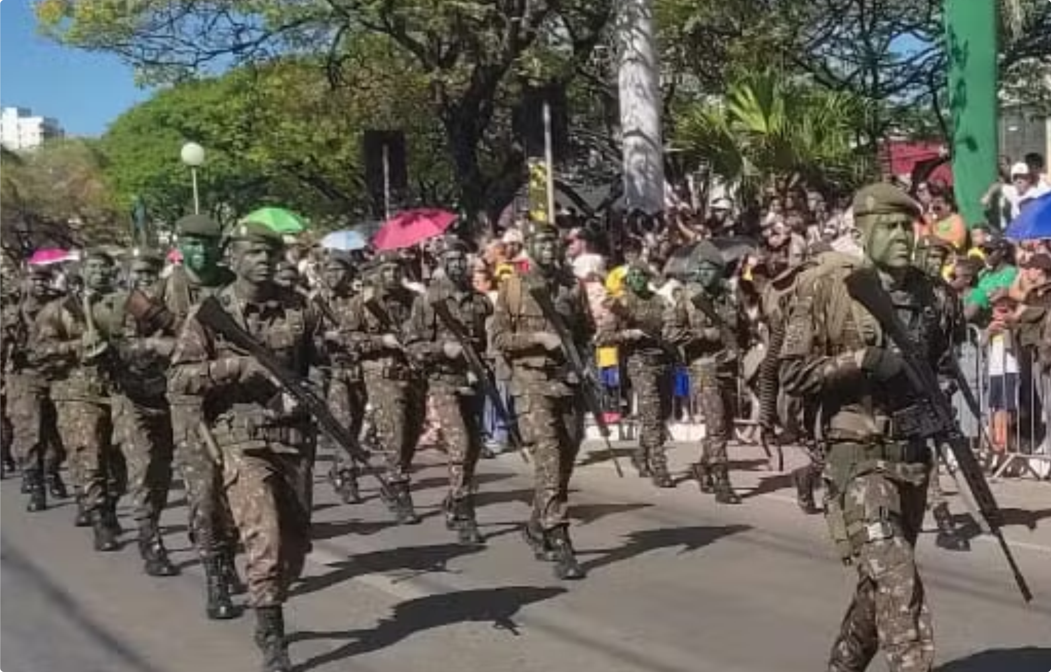 Desfile cívico-militar de 7 de setembro na Avenida Deputado Esteves Rodrigues em Montes Claros com presença de público e fanfarras.