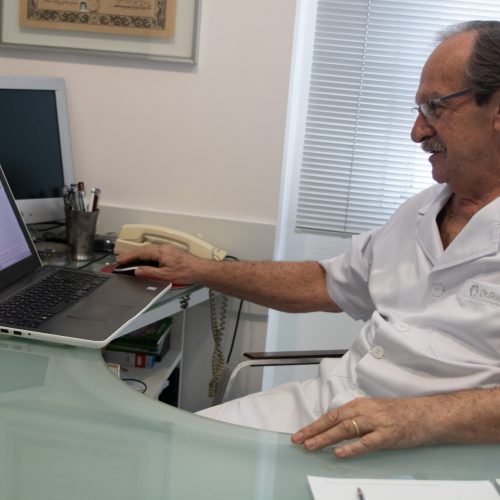 O médico Antônio Guedes, médico dermatologista e teleconsultor pelo núcleo da UFMG e pelo HC destaca importancia do projeto (Foto Carol Souza)