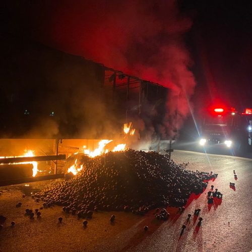 Incêndio em carreta carregada de laranjas mobiliza bombeiros de Janaúba