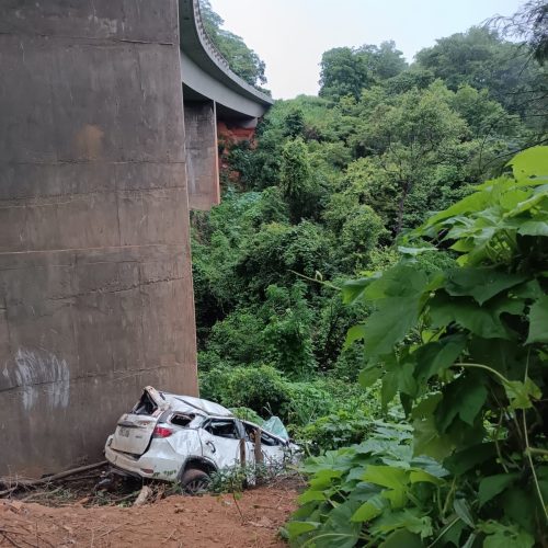 Bombeiros realizam resgate de vítimas de capotamento na BR-365, em Montes Claros