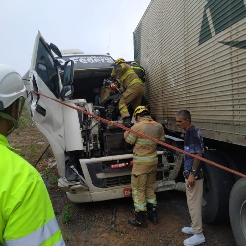 Colisão entre carretas na MGC 135 deixa um ferido e pista totalmente interditada em Montes Claros