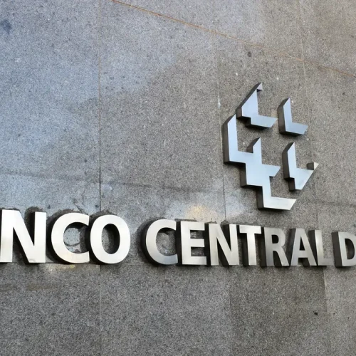 Banco Central mantém Selic em 15% e sinaliza pausa em ciclo de alta