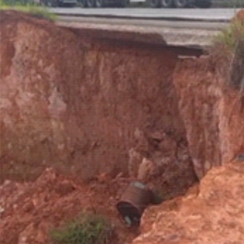 Aterro cede e coloca em risco trânsito na BR 365