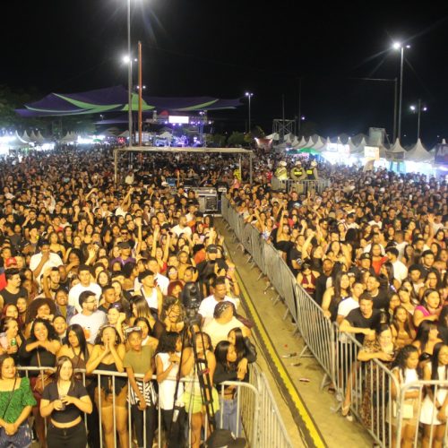 Festa do Sol 2025 foi aberta em Pirapora com explosão de cores, ritmos e a energia contagiante de Pedro Sampaio