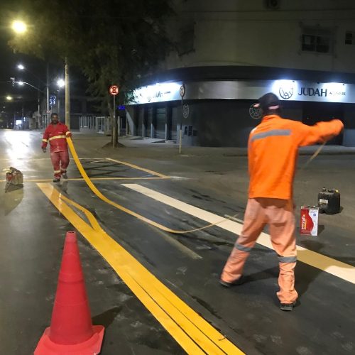 Avenida Mestra Fininha recebe nova sinalização horizontal para melhorar segurança no trânsito