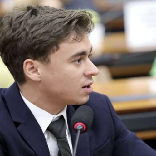 MP de MG pede cassação de Nikolas por denunciar ‘livro pornográfico’