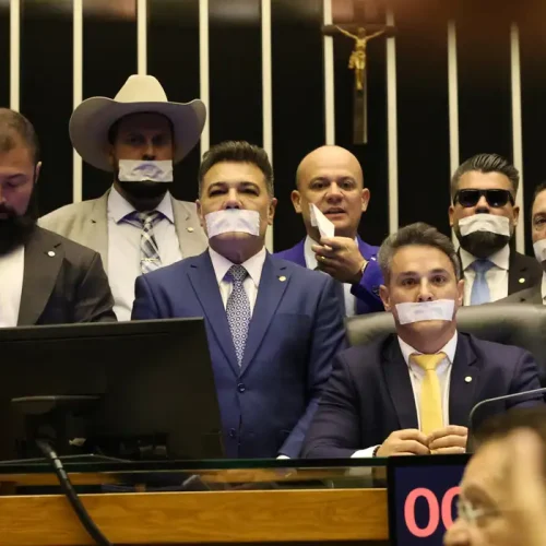 Oposição ocupa plenários por anistia a 8/01 e impeachment de Moraes