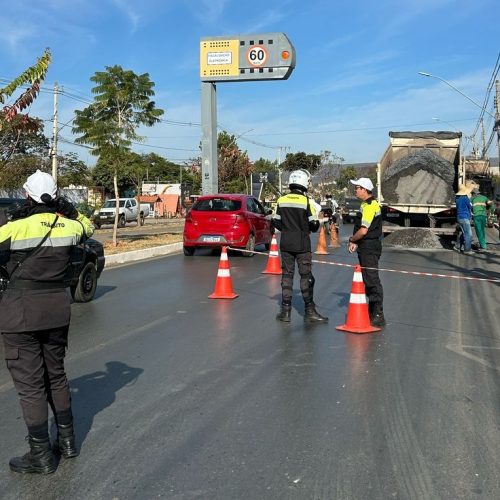 Mais redutores de velocidade instalados na Av. Magalhães Pinto, em Moc