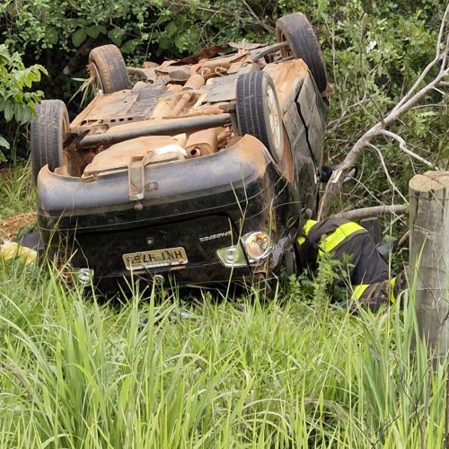 Motorista de 23 anos morre após carro capotar em Bocaiuva