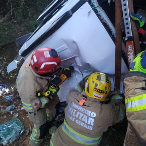 Jovem de 16 anos fica preso às ferragens depois de carro capotar na LMG-679