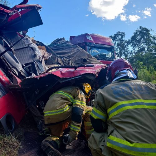 Engavetamento na BR-251 deixa um morto e interdita rodovia em Fruta de Leite