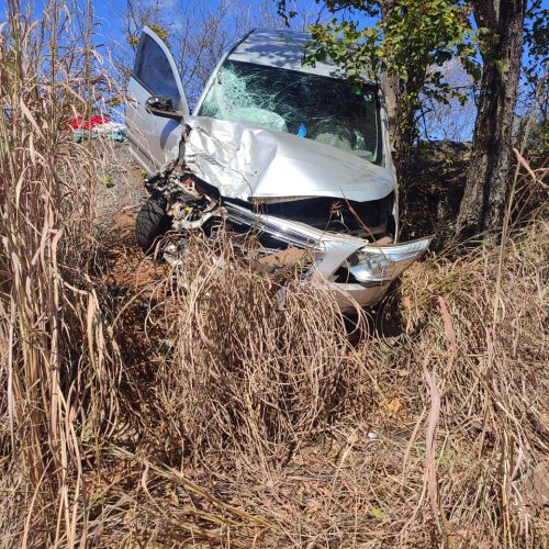 Colisão frontal entre dois carros deixa uma pessoa ferida na MGC-122, em Janaúba
