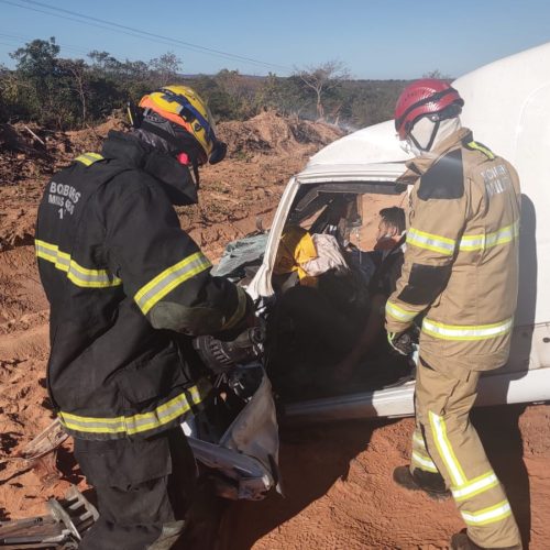 Motorista fica ferido em colisão entre Fiorino e caminhão na MGC-135