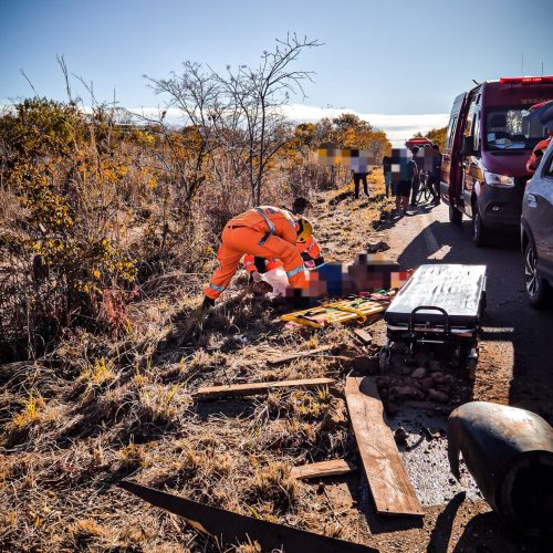 Grave acidente entre carro e carroça deixa homem gravemente ferido na MGC-135, em Januária