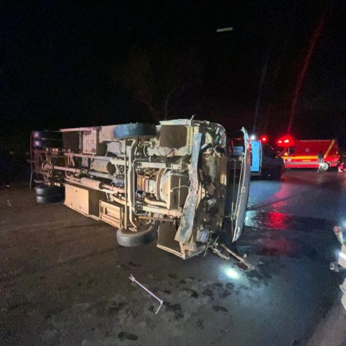 Micro-ônibus tomba e 13 pessoas ficam feridas na BR-251 em Montes Claros