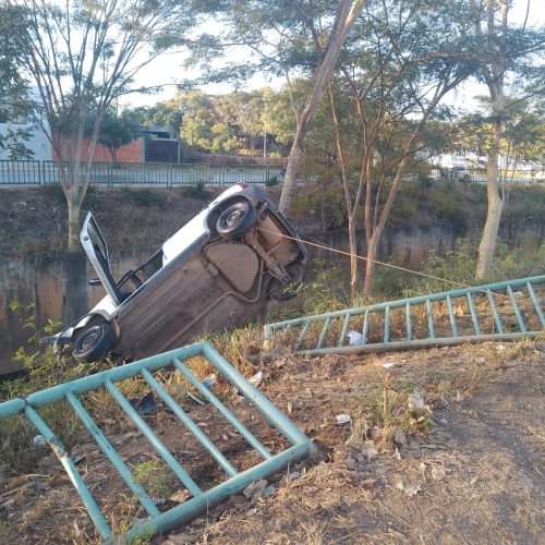 Motorista perde controle da direção e bate em grade de proteção na avenida Sidney Chaves, em Montes Claros