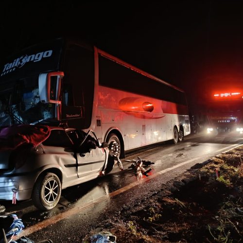 Colisão entre ônibus de romeiros e carro deixa cinco mortos na MG-122, em Janaúba
