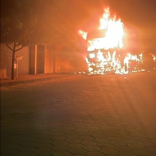 Incêndio em carreta mobiliza Corpo de Bombeiros e polícia em Francisco Sá
