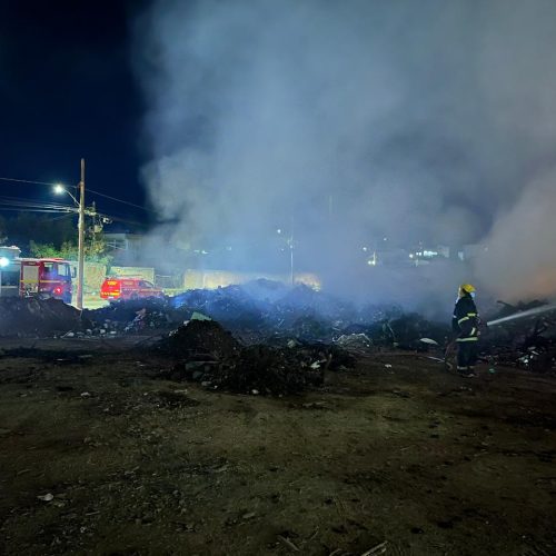 Incêndio de grandes proporções atinge área de bota-fora no bairro Canelas, em Montes Claros