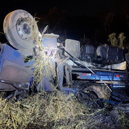 Motorista morre após caminhão carregado com carvão capotar na BR-135, em Bocaiuva