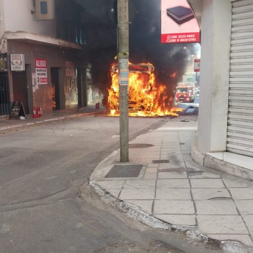 Ônibus pega fogo no Centro de Montes Claros