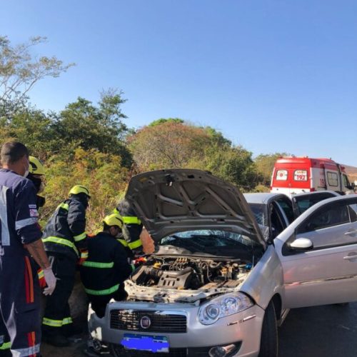 Mulher fica presa às ferragens após carro bater em barreira de proteção na MGC-122, em Mato Verde