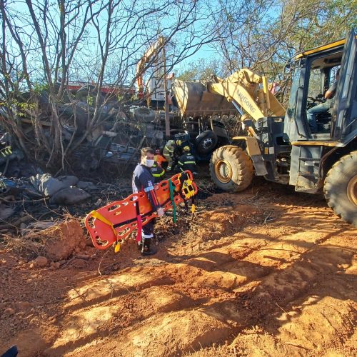 Motorista fica preso às ferragens após caminhão carregado de carvão capotar em Janaúba