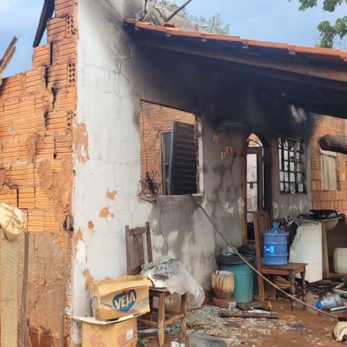 Incêndio destrói residência na zona rural de Montes Claros