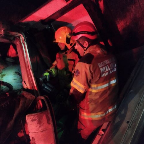 Grave colisão entre carretas na BR-251 deixa motorista preso às ferragens e apreende carga de droga