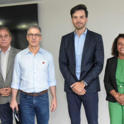 O governador Romeu Zema e o presidente da Assembleia, Tadeuzinho, ladeados por deputados integrantes da mesa diretora da AL e secretário de Estado Gustavo Valadares