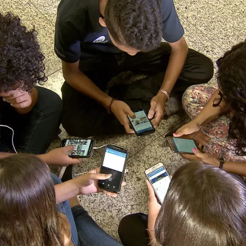 Ano letivo começara com celulares banidos das salas de aula