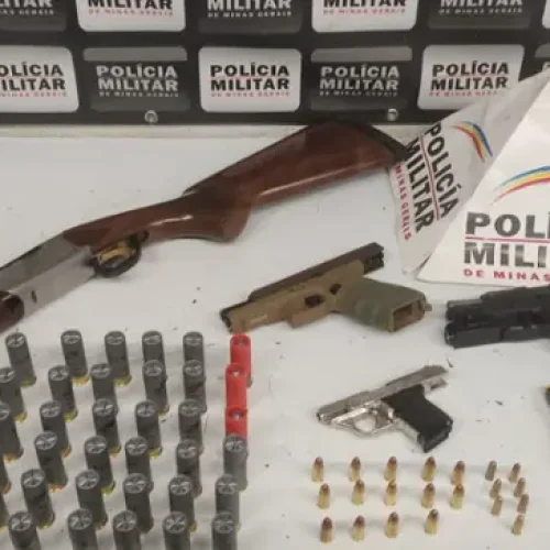 Preso por violência doméstica, com quatro armas de fogo e munições