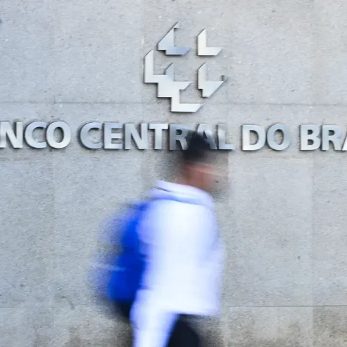 BC acompanha tarifaço e vê juro alto por tempo “bastante prolongado”